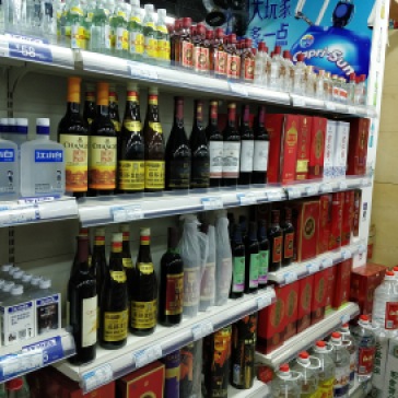 Yliopistoalueen supermarketin alkoholijuomavalikoima on tässä. Oluet, ne muutamat merkit, eivät näy tässä kuvassa, mutta vähemmän ne veivät hyllytilaa kuin viinit.